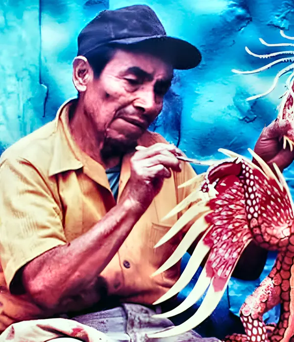 Pedro Linares pintando un alebrije
